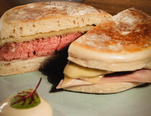 Prego de Lombo no Bolo do Caco